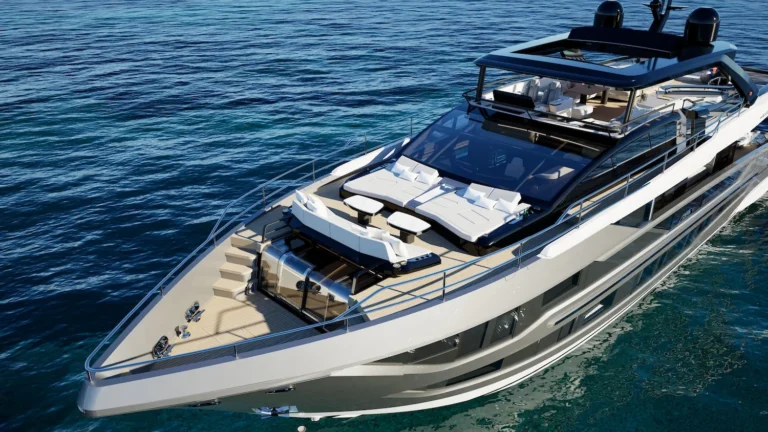 Pearl 100 Hybrid - Exterior Foredeck Starboard